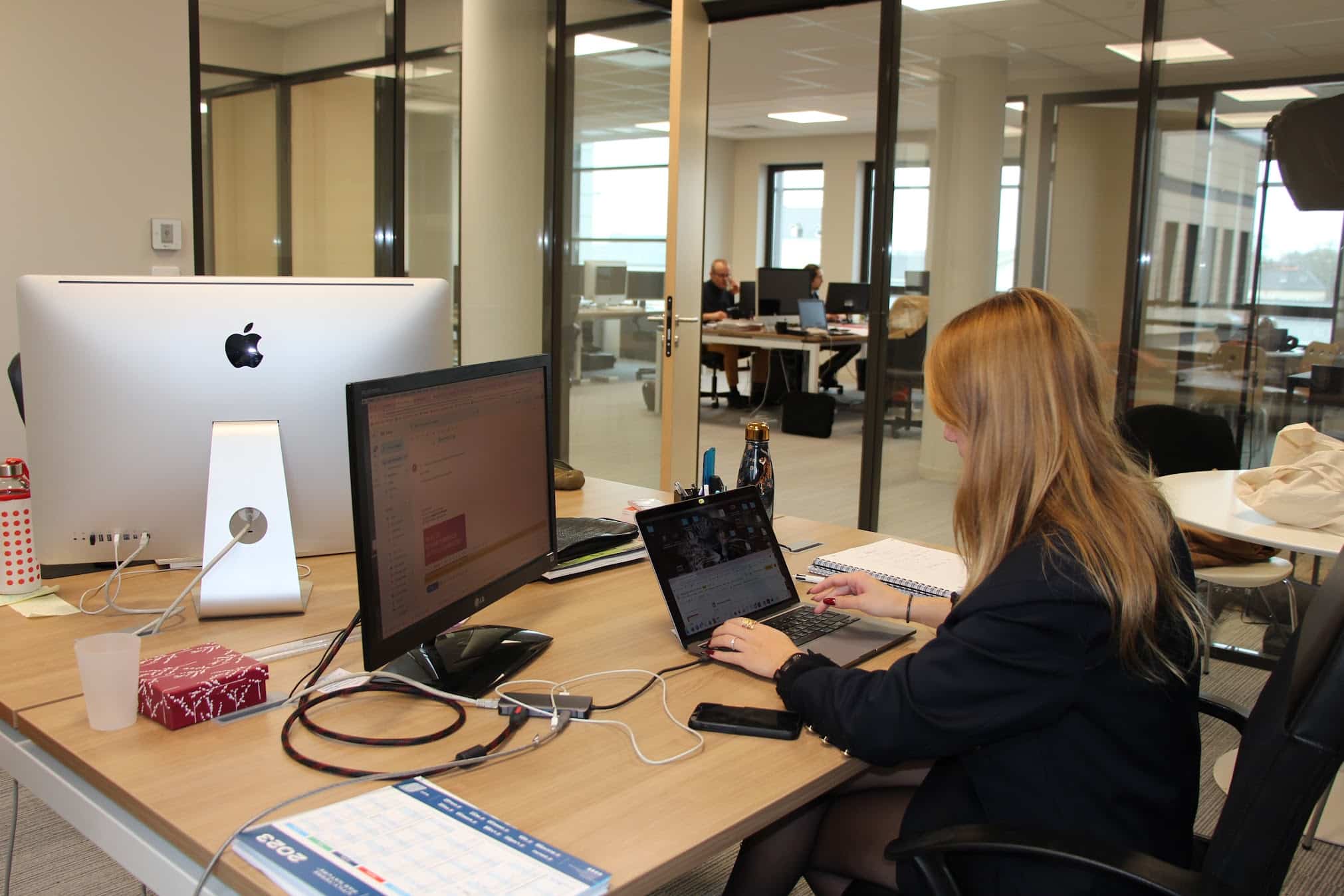 Community Manager gère la communication de marque d'un client dans un bureau